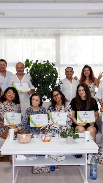 Grup de participanți cu diplome la finalul unei ediții a cursului