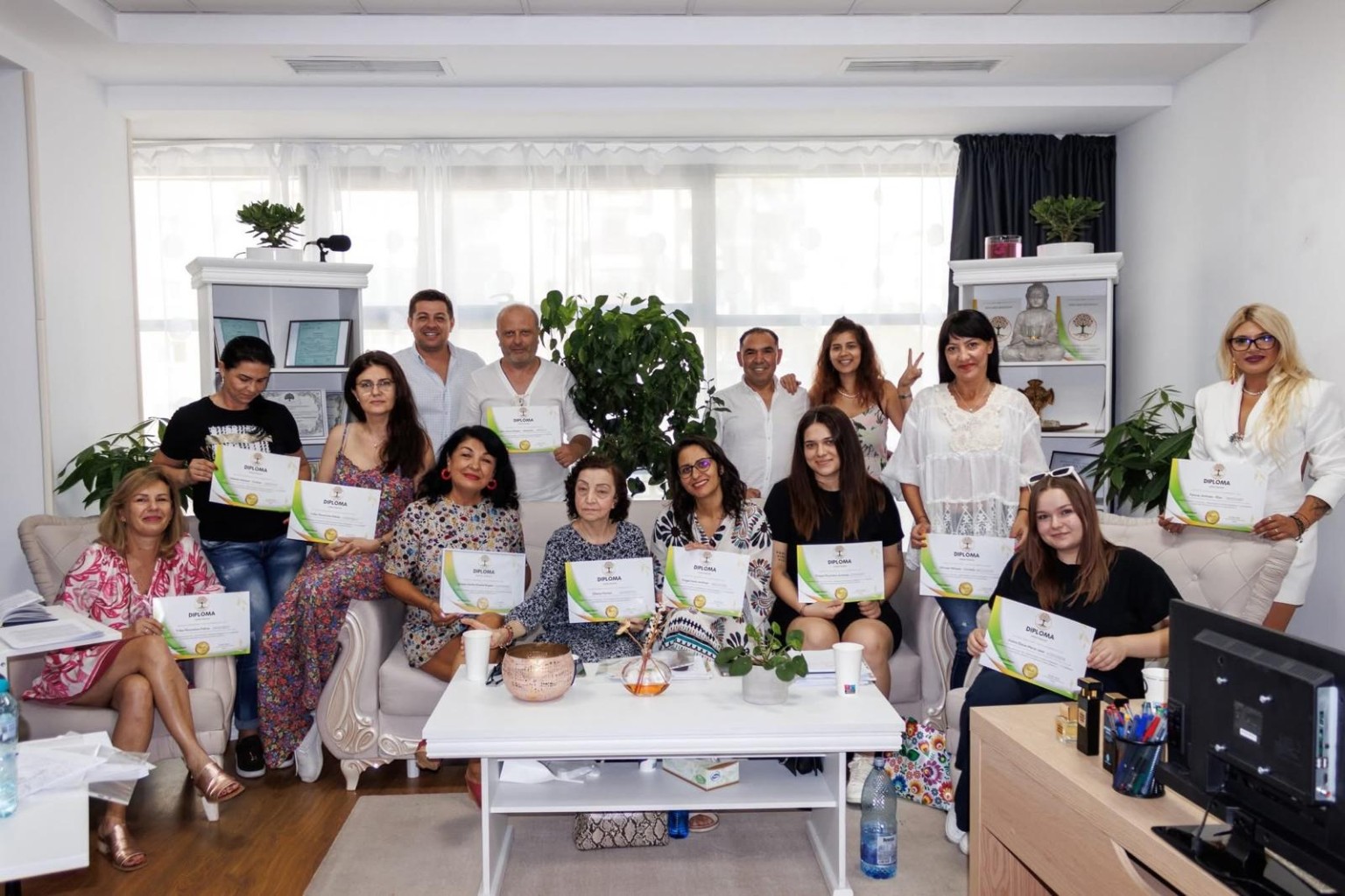 Eduard Bogdan alături de participanți la cursul de hipnoză, într-o fotografie de grup cu diplomele