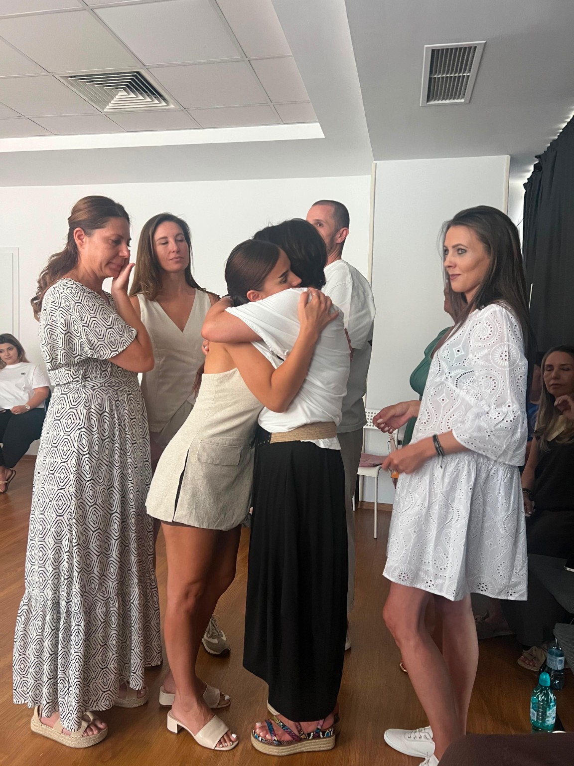 Participanți într-un moment de conectare la o întâlnire de grup