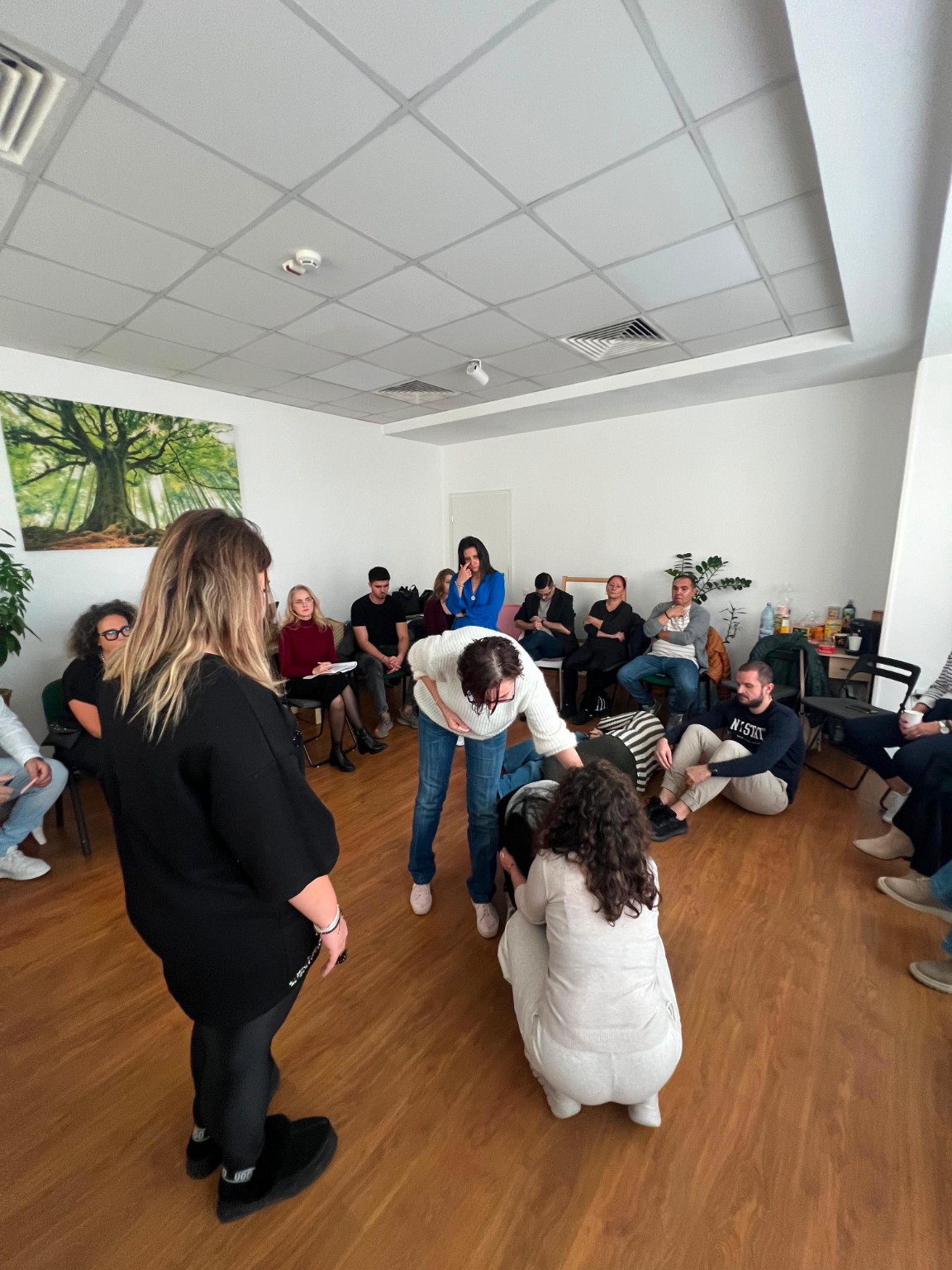 Practică în grup în sala de întâlniri