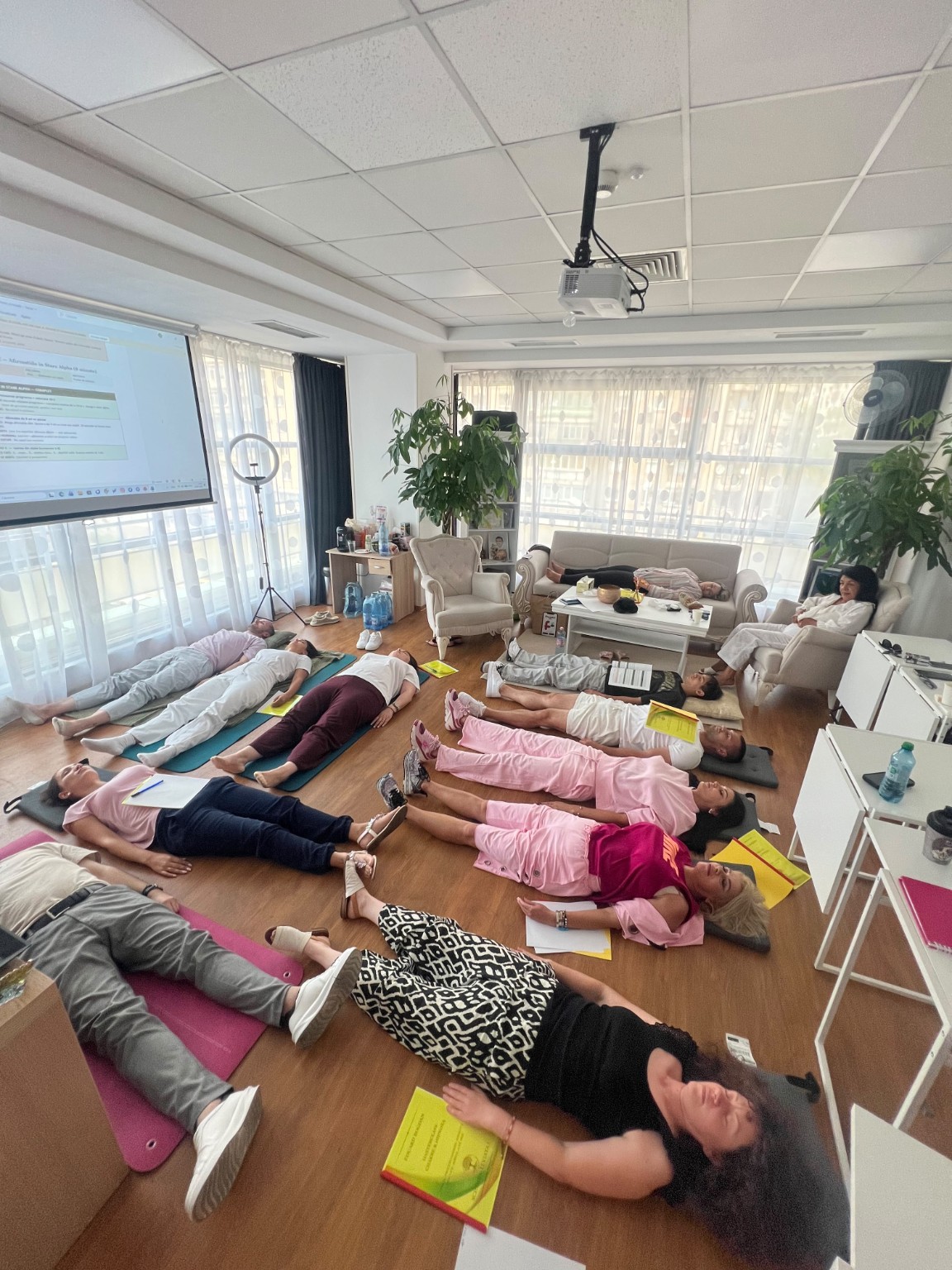 Vedere de ansamblu a sălii și a participanților la un exercițiu din cursul Aură și Chakre