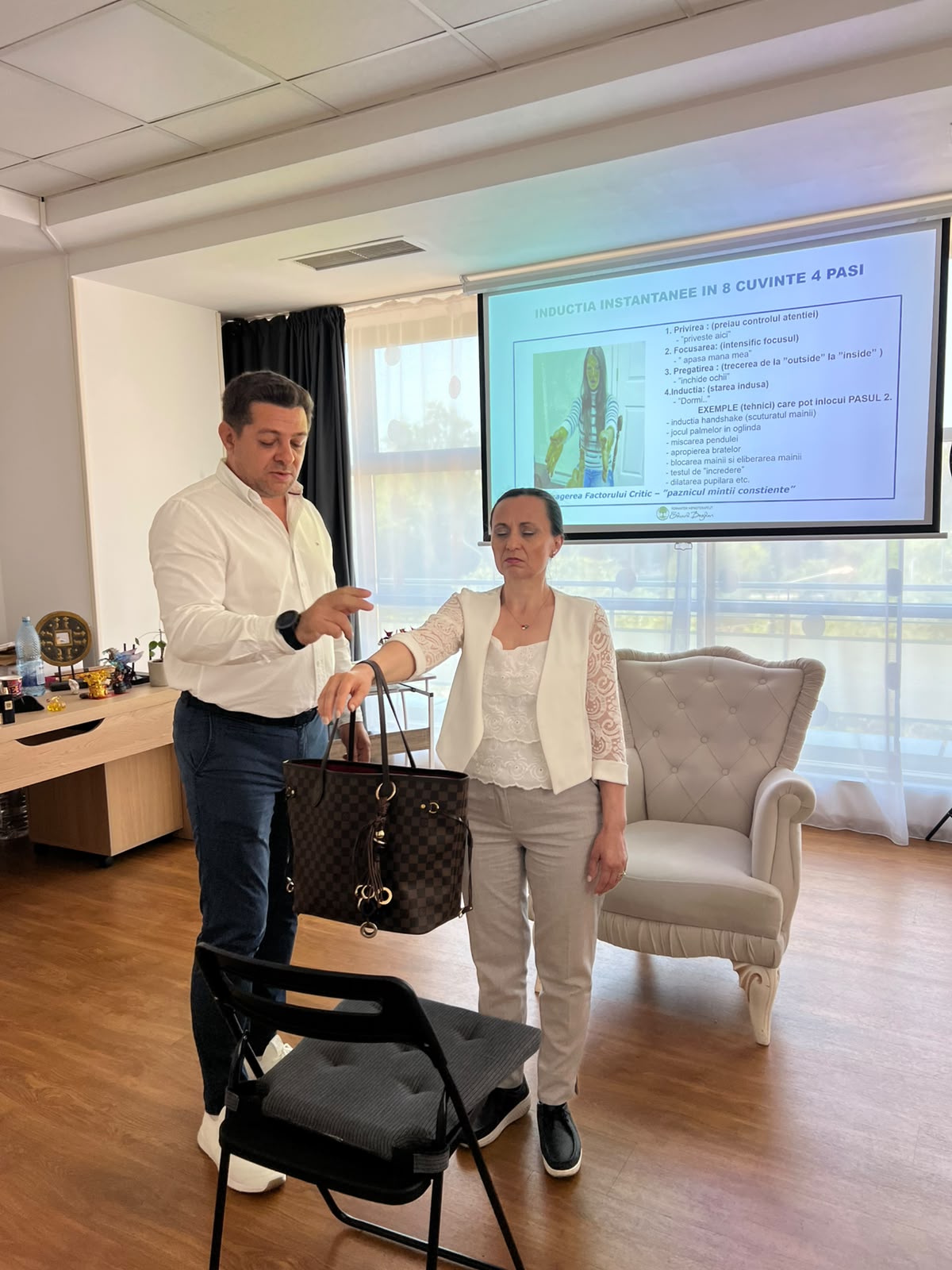 Eduard Bogdan alături de o participantă la înmânarea diplomei