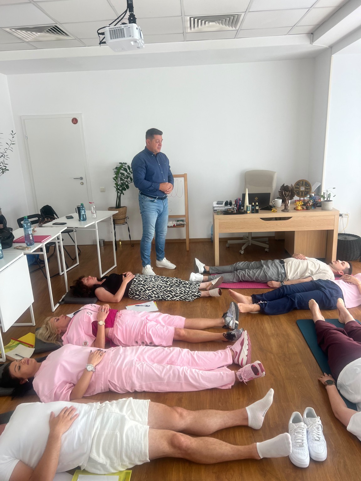 Eduard Bogdan conduce un exercițiu de grup la cursul Aură și Chakre