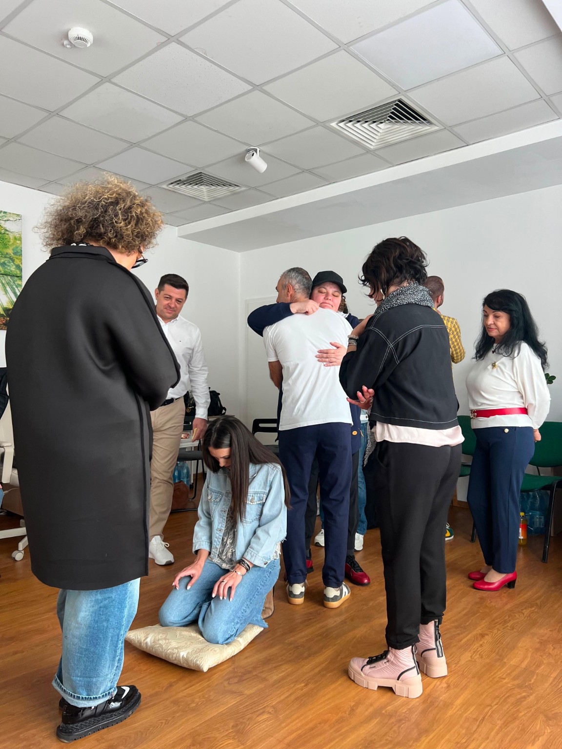 Eduard Bogdan alături de participanți într-un exercițiu de grup