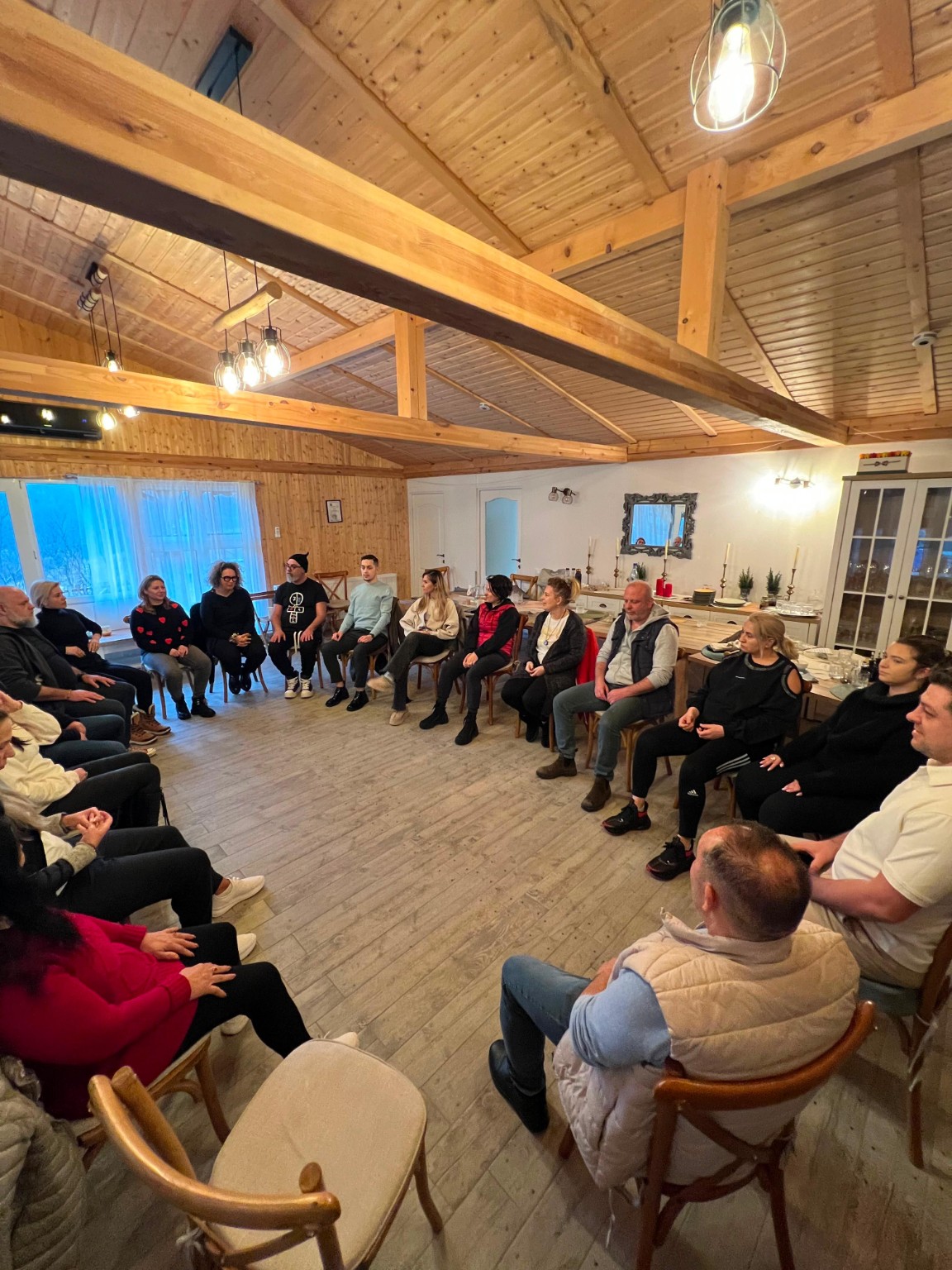 Eduard Bogdan și participanți așezați în cerc la o întâlnire de grup