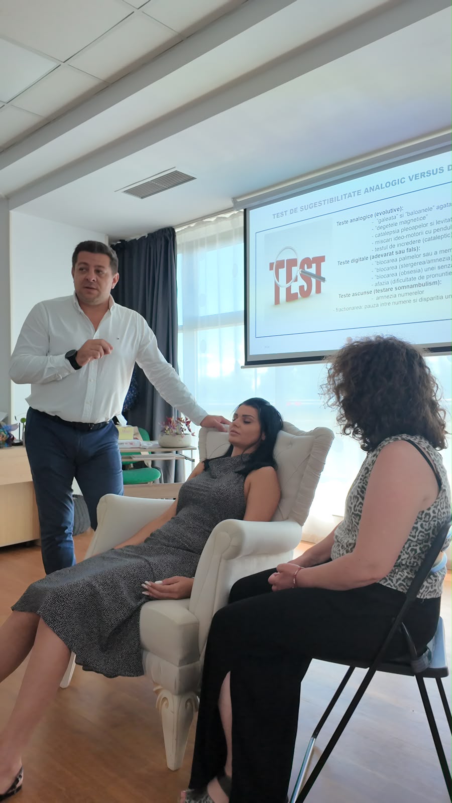 Eduard Bogdan ghidând un exercițiu practic la curs